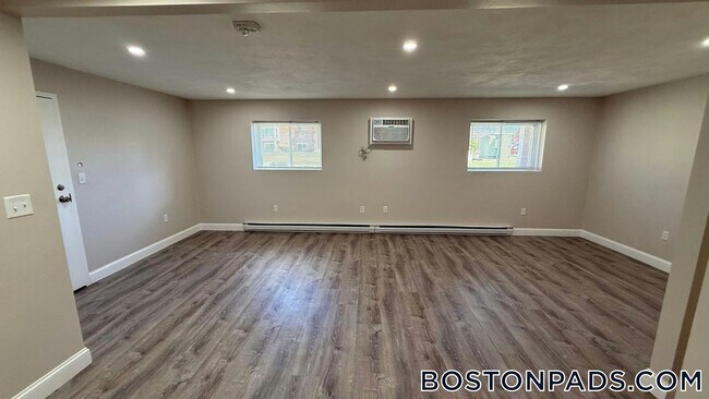 Foto del edificio - 310 Thompson Rd