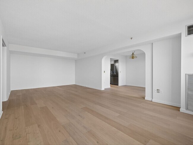 Foto del edificio - 250 Hammond Pond Pkwy