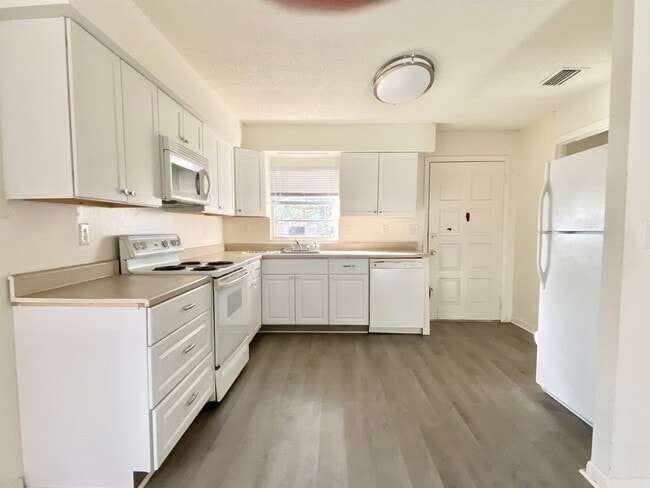 Foto del edificio - 3715 Bluff Ln