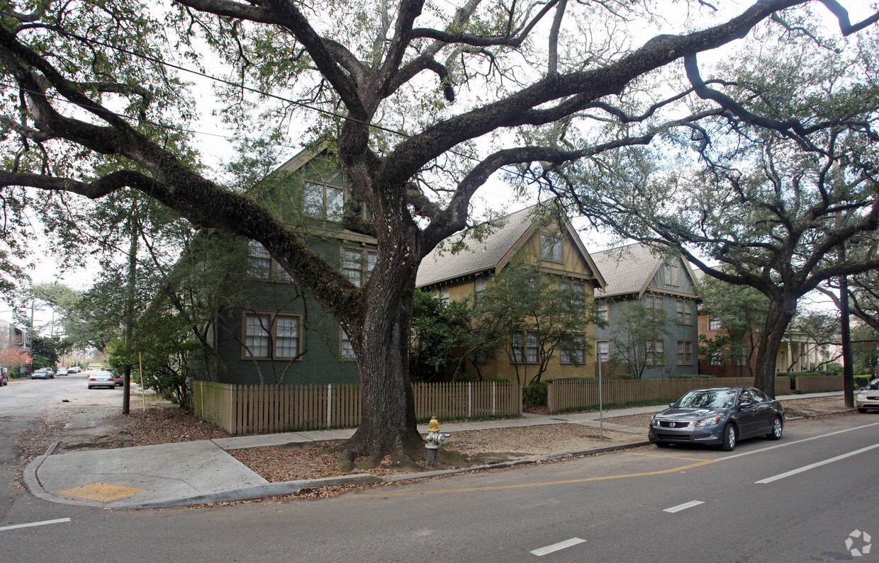 Building Photo - The Crescent Apartments