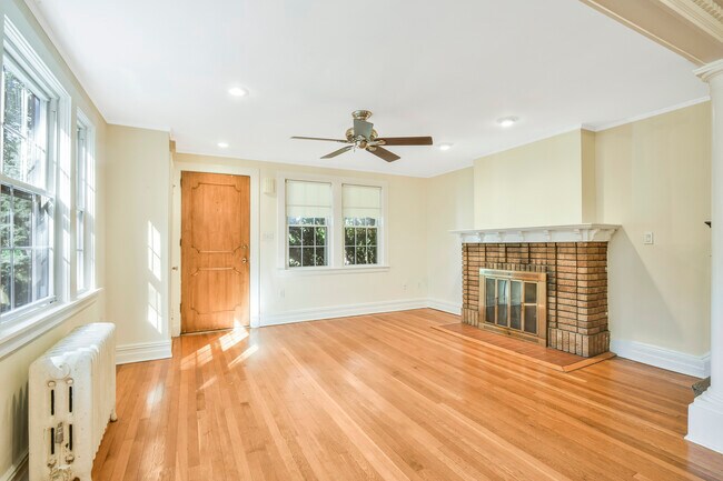 Foto del edificio - 806 Pelhamdale Ave