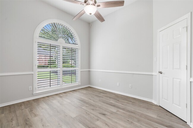 Foto del edificio - 25818 Overlake Dr