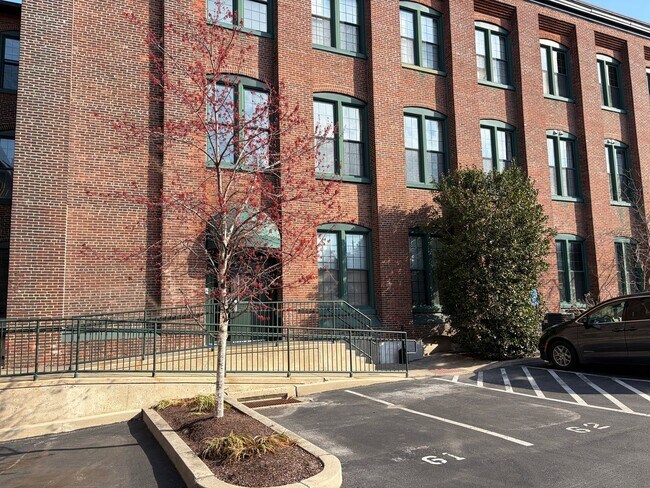 Foto del edificio - Sleek Manhattan Style Urban Condo Now Available in Byrne Lofts