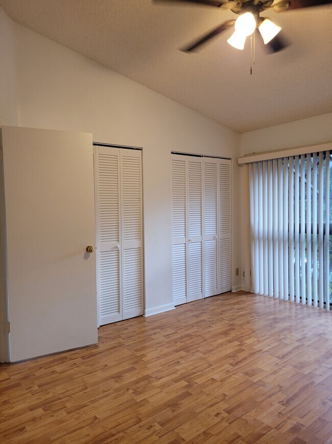 Building Photo - 4401 SW 70th Ter