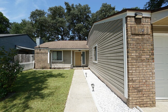 Building Photo - 104 Cedar Ridge Way