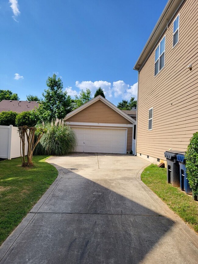 Foto del edificio - 3 bedroom home in Birkdale