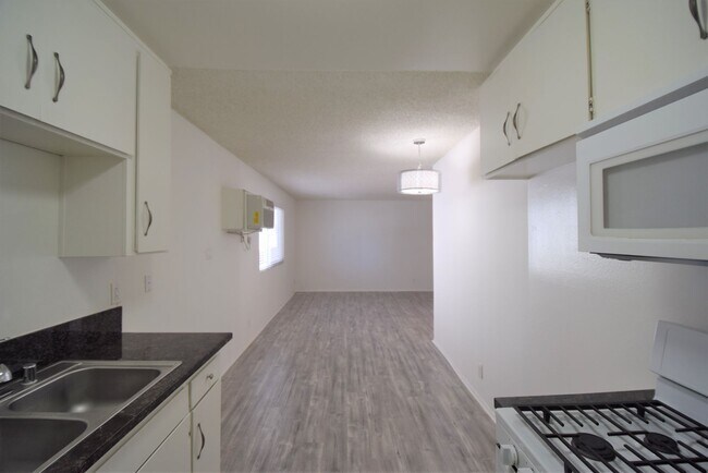 Foto del edificio - 6954 Woodman Ave
