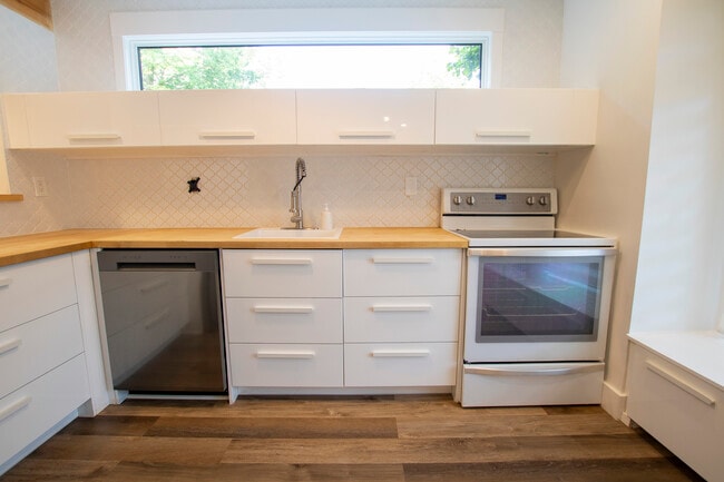 Photo du bâtiment - Woodfield – Beauty! 2 Bdrm 2.5 Bath * Private courtyard * Finished basement!