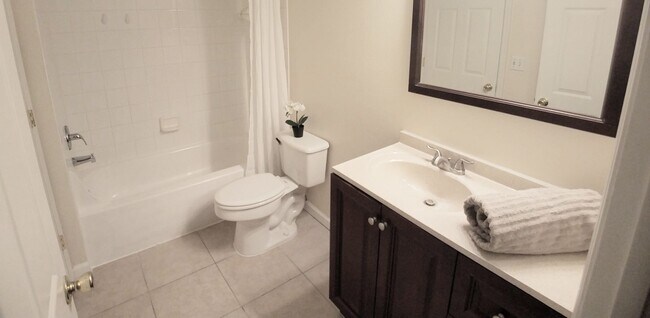 Foto del edificio - Gorgeous  Forest View, Wood Floors  1/1 condo for RENT @The Crest close to UCF.