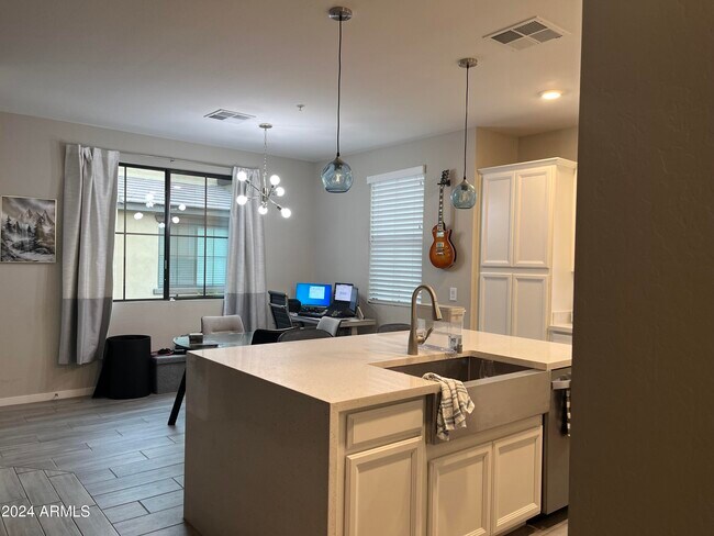 Foto del edificio - 3900 E Baseline Rd