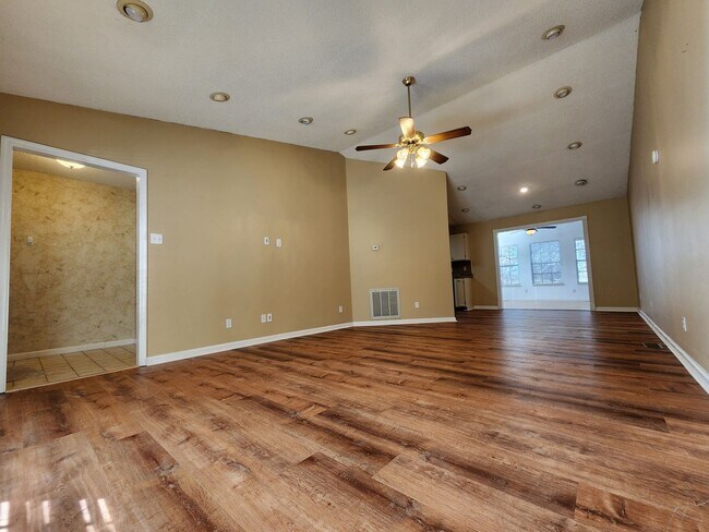 Building Photo - City of Maryville 37801- 3 bed 2.5 bath condo - call Tom Parry 865-607-3649