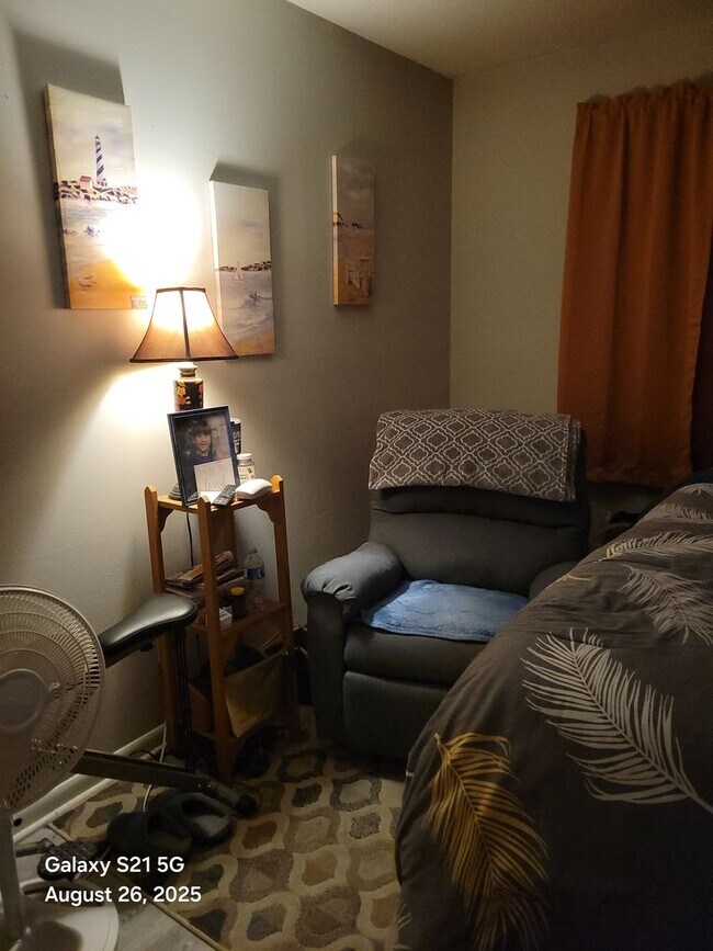 Building Photo - 1 Bedroom, 1 Bath Apartment at Seahawk Squ...