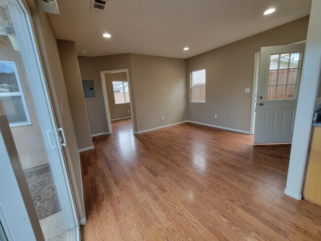 livingroom - 7015 Louise Ave