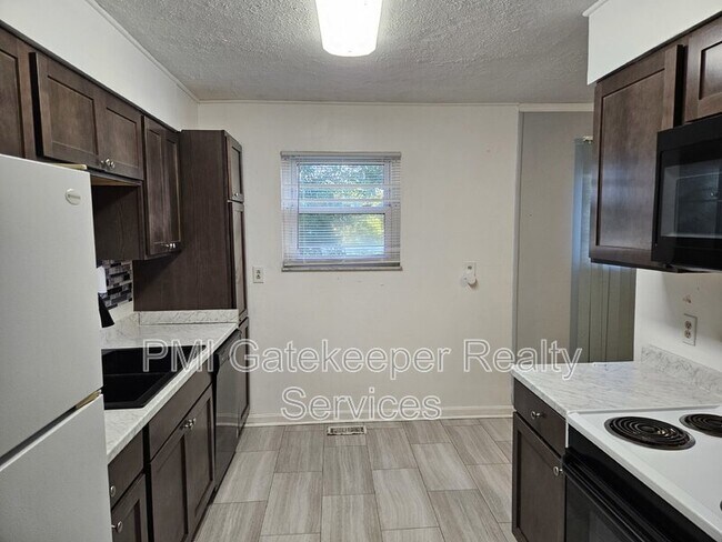 Foto del edificio - 1379 Randomhill Rd