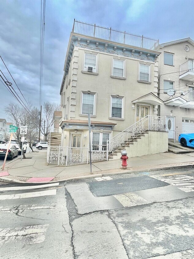 Primary Photo - 196 Zabriskie St