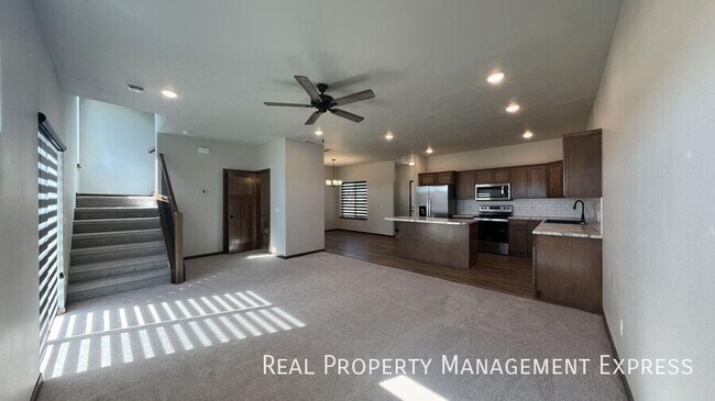 Foto del edificio - Stunning 3-Bedroom 2.5-Bathroom Townhome