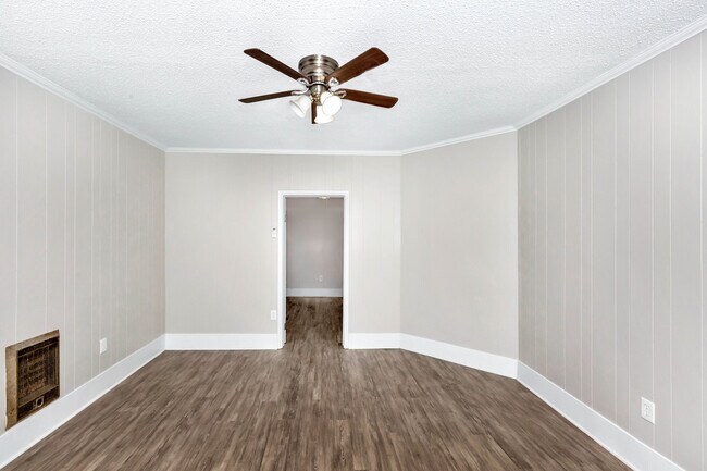 Foto del edificio - 512 Oshaughnessy Ave NE