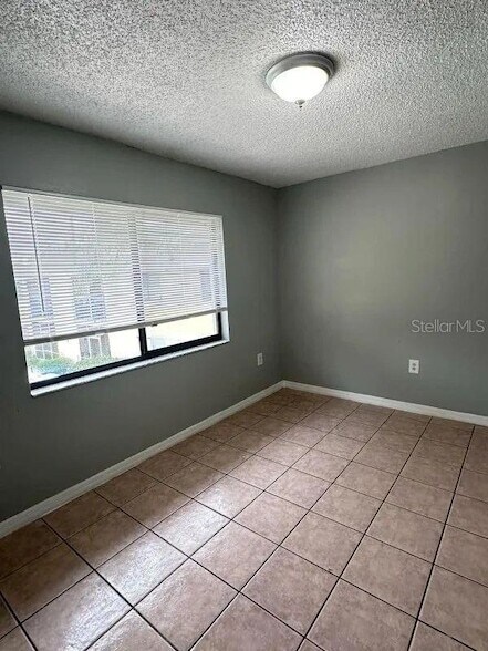 Foto del edificio - 90 Hidden Lake Dr
