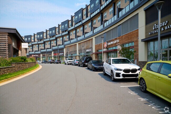 Condos and retail outlets in Cascade Overlook Town Center nera Potomac Lakes.