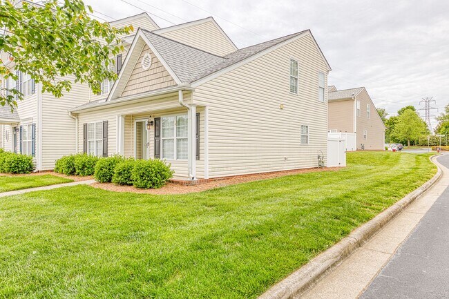 Foto del edificio - Beautiful 2-Story 3 bedroom and 2.5 townhouse in High Point, off Skeet Club Rd and Eastchester