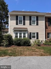 Building Photo - 801 Meadow Ct