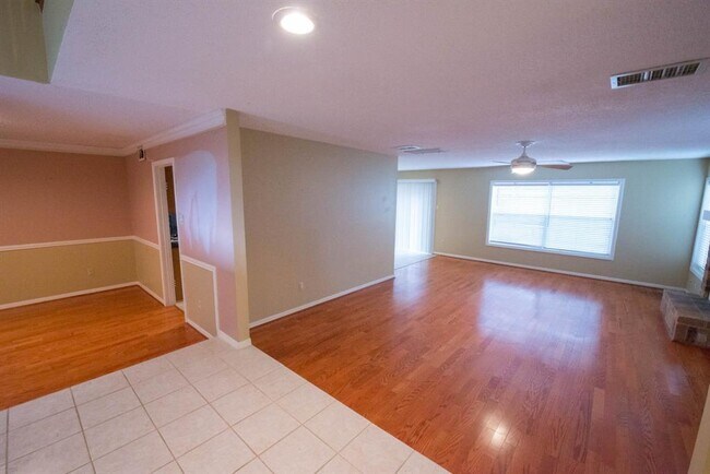 Foto del edificio - 2458 Parkwood Ln