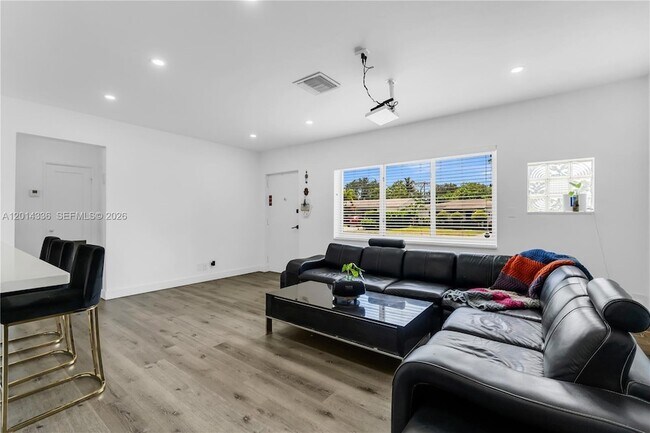Foto del edificio - 2533 Johnson St