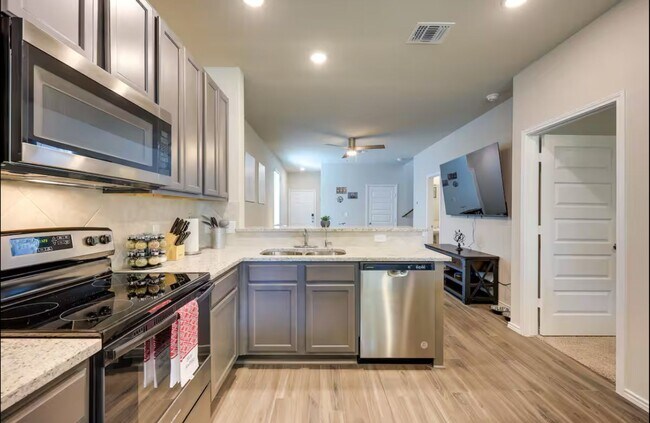 Foto del edificio - First Time Rental! 4 Bedroom 2 1/2 Bath ~M...