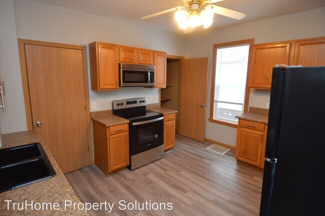 Building Photo - 3 br, 1.5 bath House - 616 University Ave