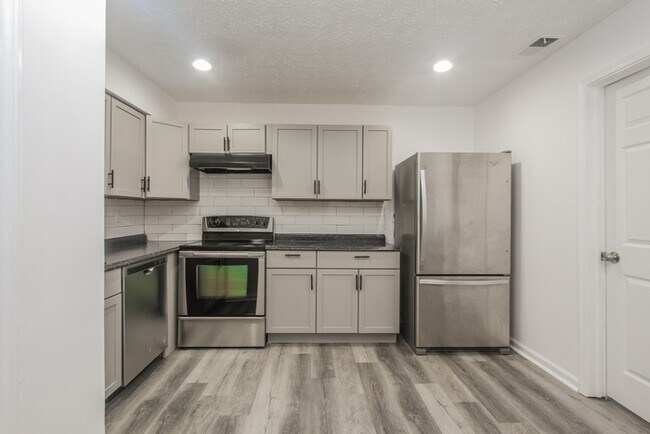 Building Photo - Wonderful 4 Bedroom