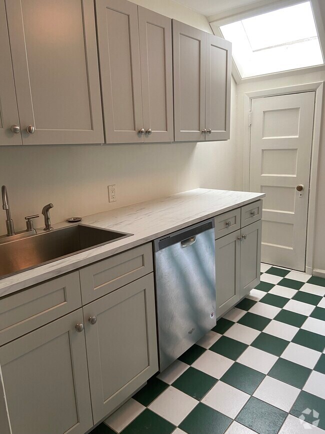 Apartments For Rent in Upper Brookville NY with Extra Storage 1