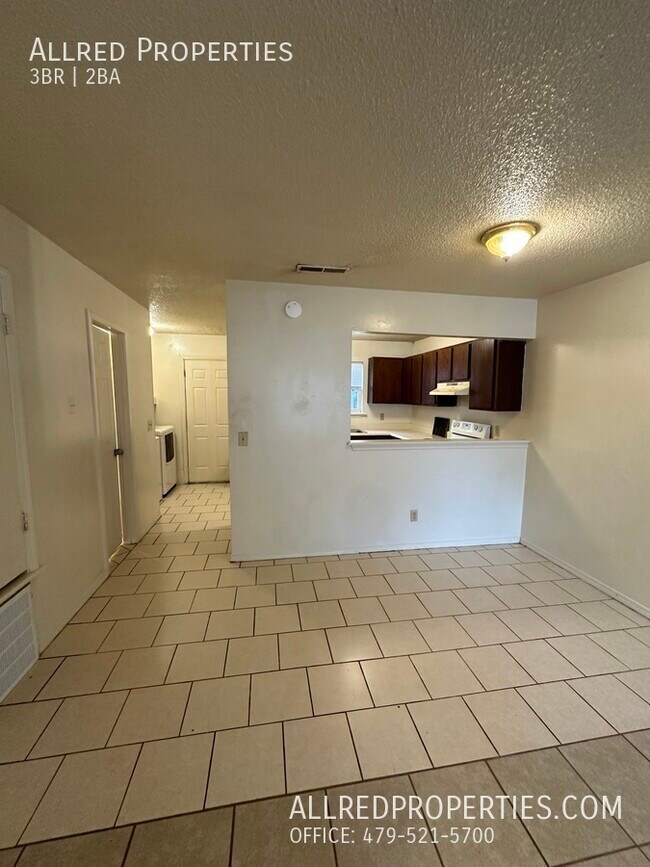 Building Photo - Townhouse off of  N. Shiloh Drive in Fayet...