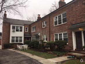 Building Photo - 33 Hillside Ave