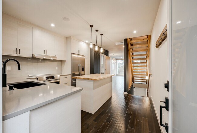 Foto del edificio - Gorgeous 3Bed/2.5 Bath Townhome in Queen Anne!