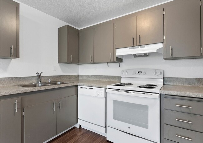 Apt 31 Kitchen - Stateside Flats