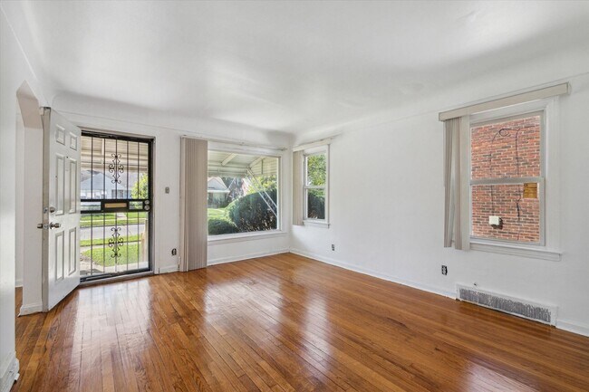 Building Photo - SECTION 8 ONLY - $1400 - 3 Bed and 1.5 Bat...