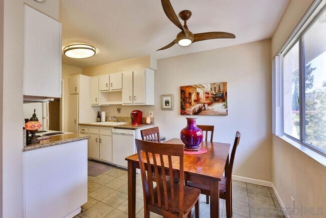 Building Photo - San Carlos 1-Bedroom Available Now!