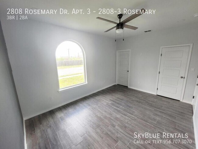 Foto del edificio - 2808 Rosemary Dr
