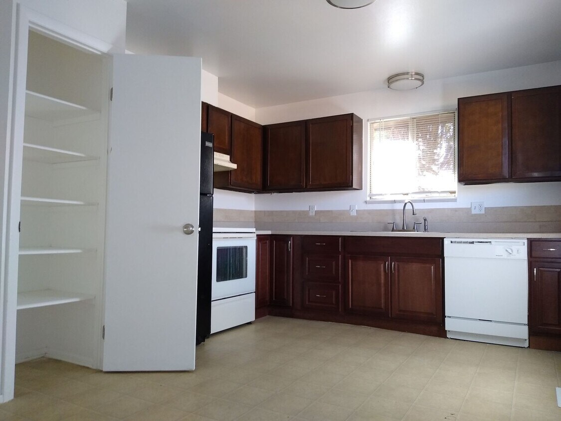 Primary Photo - Large 3 Bedroom 1 Bath Duplex