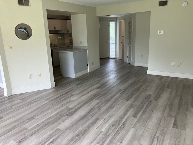 Building Photo - 2 bedroom 2.5 bathroom in Calabash