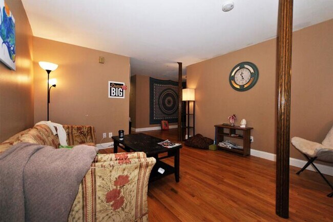 Foto del edificio - Convenient Brookline Location, Central Heat/AC, IN-Unit Washer and Dryer, Parking Included