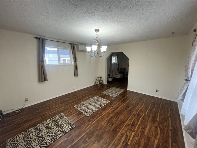 Building Photo - Charming home in a great neighborhood