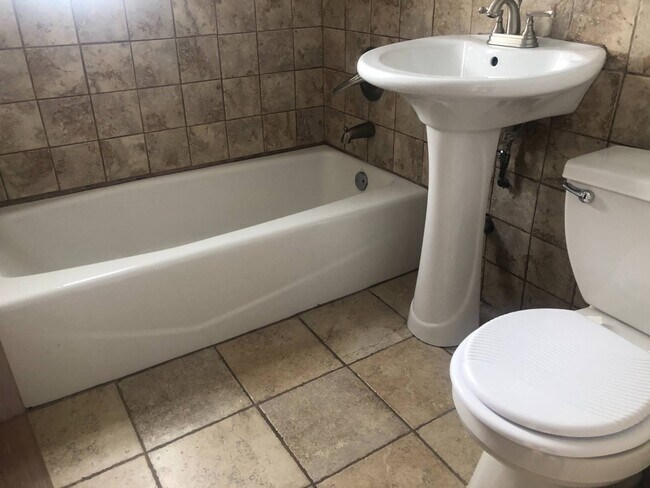 Foto del edificio - 124 Parrott Pl