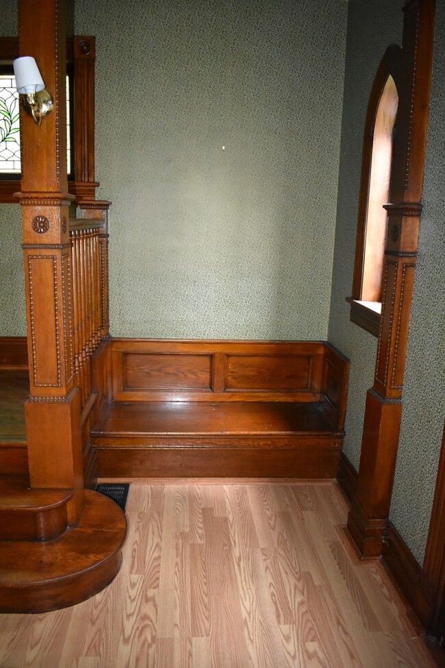 Foto del edificio - Beautiful 7 bdrm/2 bath Victorian home!