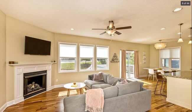 Building Photo - Gorgeous 3bd 3ba newer home in quiet neigh...