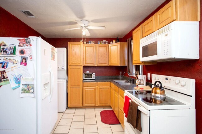 Building Photo - 2/1/ CH/A with storage shed