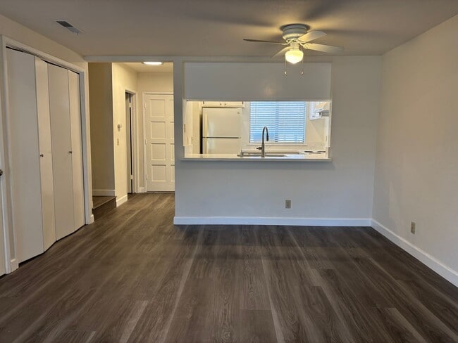 Foto del edificio - Completely remodeled and updated condo close to Fresno State and shopping. *Ask about the Move-in...