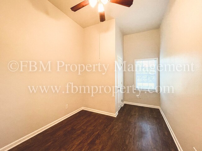 Building Photo - Beautiful 3 Bedroom, 2 Bathroom Home in En...