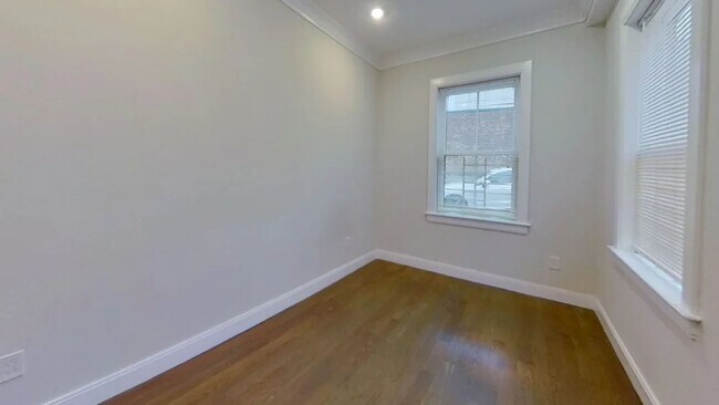Foto del edificio - 3 bed 2.5 bath ALLSTON w/Laundry in Unit f...
