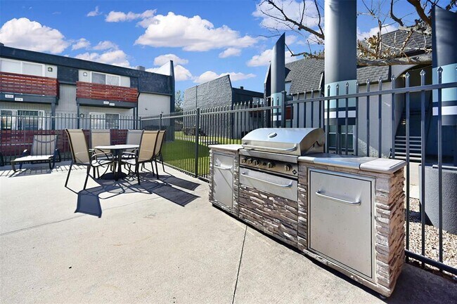 Foto del edificio - 7913 N Harwood Rd